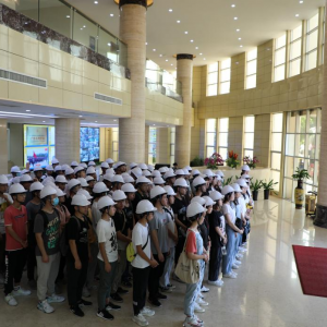 履行公益責(zé)任，推動校企合作--廣西大學(xué)300多名師生到我司開展研學(xué)活動 .. ...