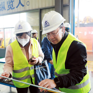 南寧市市場(chǎng)監(jiān)管局黨組書記、局長(zhǎng) 李善欽率隊(duì)到縱覽集團(tuán)調(diào)研指導(dǎo) ...