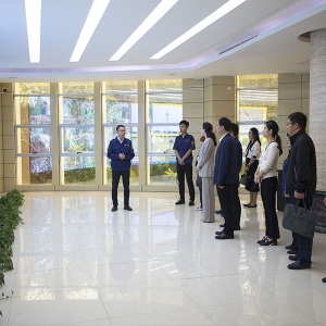 廣西貿(mào)促會(huì)黨組書記、會(huì)長(zhǎng)楊雁雁率調(diào)研組一行到我司考察指導(dǎo)